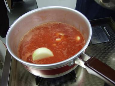 セルビア料理　じゃがいもの簡単トマトスープ