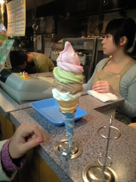 中野ブロードウェイ　4色アイスクリーム